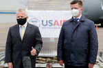 Чрезвычайный и полномочный посол США Джон Джозеф Салливан и первый заместитель гендиректора Национального медико-хирургического центра имени Н. И. Пирогова Дмитрий Никитенко в аэропорту Внуково, 4 июня 2020 года