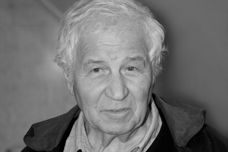 <b>Илья Кабаков (30 сентября 1933 &mdash; 27&nbsp;мая 2023)</b> &mdash; советский и американский художник, представитель московского концептуализма, родоначальник жанра тотальных инсталляций, зарубежный почетный член Российской академии художеств. В&nbsp;конце 1980-х эмигрировал в&nbsp;США, где создавал проекты вместе со своей женой Эмилией. Кабаков самый «дорогой» российский художник: его работы «Номер люкс» (2006) и «Жук» (2008) проданы на&nbsp;аукционе Phillips de Pury в&nbsp;Лондоне за&nbsp;рекордные для&nbsp;современного российского искусства $4,1 млн и $5,84 млн соответственно. 