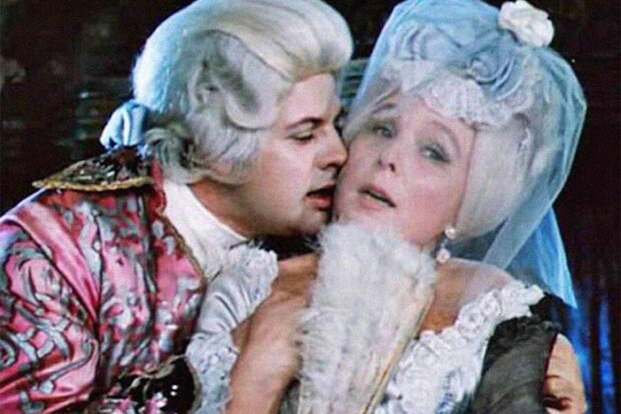 <b>«Безумный день, или Женитьба Фигаро» (1974)</b>
<br><br>
На&nbsp;самом деле это не фильм, а легендарный спектакль Московского театра сатиры 1969&nbsp;года, пятью годами позже отснятый для&nbsp;телевидения. Главную роль в&nbsp;комедии исполнил Андрей Миронов. Графа Альмавиву поначалу играл Валентин Гафт, но после скандала с&nbsp;режиссером он уволился из&nbsp;театра. Тогда на&nbsp;его роль Миронов предложил взять Ширвиндта, который ради этого и перешел в&nbsp;Театр сатиры.
<br><br>
Спектакль шел на&nbsp;сцене Театра сатиры 18&nbsp;лет &mdash; до&nbsp;1987 года, когда на&nbsp;гастролях в&nbsp;Риге в&nbsp;финальной сцене у&nbsp;Миронова случился инсульт. Он потерял сознание и упал на&nbsp;руки к&nbsp;Ширвиндту. Через&nbsp;два дня актер скончался в&nbsp;больнице.

