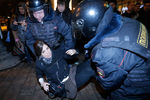 Задержание участницы панк-группы Pussy Riot Надежды Толоконниковой (признана в РФ иностранным агентом) во время несанкционированного митинга в поддержку «узников Болотной» на Манежной площади