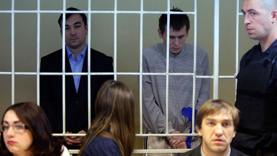 Евгений Ерофеев (слева) и Александр Александров в Голосеевском районном суде Киева 29 сентября 2015 г.