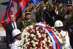 Премьер-министр РФ Дмитрий Медведев (слева) во время церемонии возложения венка к монументу Независимости и памятнику бывшему королю Камбоджи Нородому Сиануку