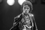 Victory Tour был одним из самых крупных в карьере группы The Jacksons. Он стартовал в начале июля 1984 года на стадионе Arrowhead в Канзас-сити (где и сделано фото), завершился в декабре того же года в Лос-Анджелесе и стал последним турне Майкла Джексона в составе семейной группы