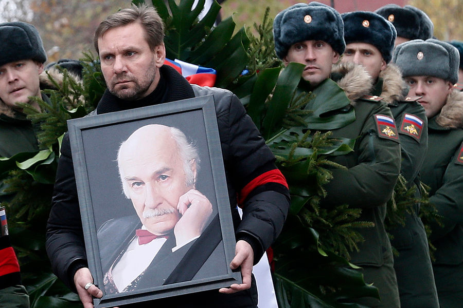 Андрей Егоров во время церемонии прощания с&nbsp;артистом Владимиром Зельдиным на&nbsp;Новодевичьем кладбище, 2016&nbsp;год