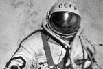 Космонавт Алексей Леонов во время выхода в открытый космос, 18 марта 1965 года