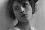 <b>Агата Кристи (1890—1976)</b><br><br>
Самая известная в мире автор детективов, «мать» мисс Марпл и Эркюля Пуаро, высказывания которой разбирают на цитаты. Опубликовала более 60 детективных и 6 психологических романов, а также 19 сборников рассказов. Писать короткие истории начала в 18 лет, а в 30 лет опубликовала свой первый роман.
Агата Кристи дважды была замужем, много путешествовала по Ближнему Востоку и писала о том, что хорошо знала. Лучшим своим произведением она считала «Десять негритят».