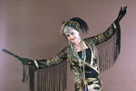 <b>«Смерть на Ниле» (1978)</b>
<br><br>
В экранизации одноименного романа Агаты Кристи Анджела Лэнсбери сыграла экстравагантную романистку Саломею Оттерборн — одну из пассажирок круизного парохода, следующего по Нилу.
<br><br>
Роль Эркюля Пуаро исполнил в картине Питер Устинов — на тот момент уже бывший родственник Анджелы Лэнсбери. С 1940-го по 1950 год он был женат на старшей единоутробной сестре актрисы Изольде.
