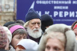 Люди около Международного центра Рерихов в Москве во время обысков, 7 марта 2017 года