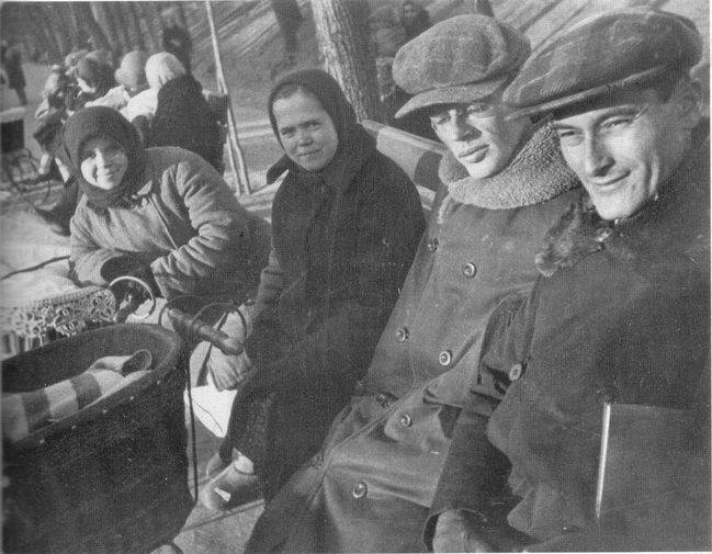 Илья Ильф и Евгений Петров на Гоголевском бульваре в Москве, зима 1932 года<br><br>
Фотография из книги Ильфа и Петрова «Даешь Москву!» издательства «Эксмо»