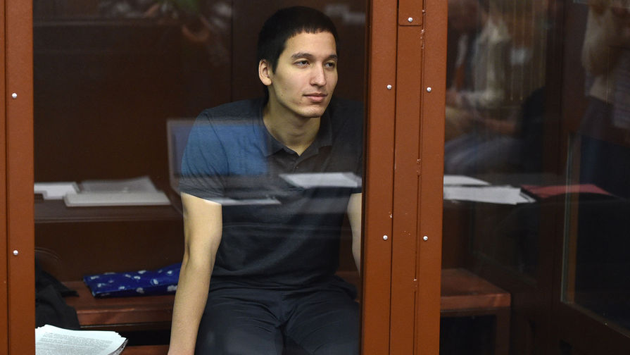 <b>Айдар Губайдулин, 26 лет.</b> Обвиняют в&nbsp;покушении на&nbsp;применение не опасного для&nbsp;здоровья насилия к&nbsp;силовику (ч. 1 ст. 318 УК с&nbsp;прим. ч. 3 ст. 30 УК). Вину не признаёт. 