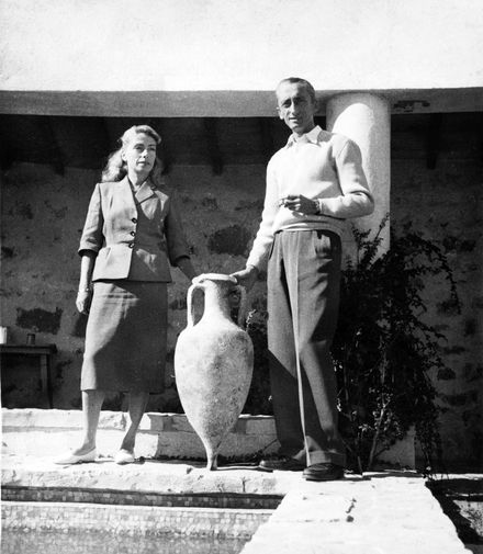 Жак-Ив Кусто с женой Симоной во дворе своего дома в Тулоне, 1952 год