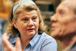 <b>«Не родись красивой» (2005-2006) </b>
<br><br>
Внезапный проект в фильмографии Муравьевой – один из главных сериалов нулевых, успешнейшая адаптация колумбийской теленовеллы «Я — Бэтти, дурнушка», которая в ближайшие годы (это уже подтверждено) получит продолжение. В оригинальной версии «Не родись красивой» народная артистка исполнила роль Елены Пушкаревой, домохозяйки и матери главной героини Кати.