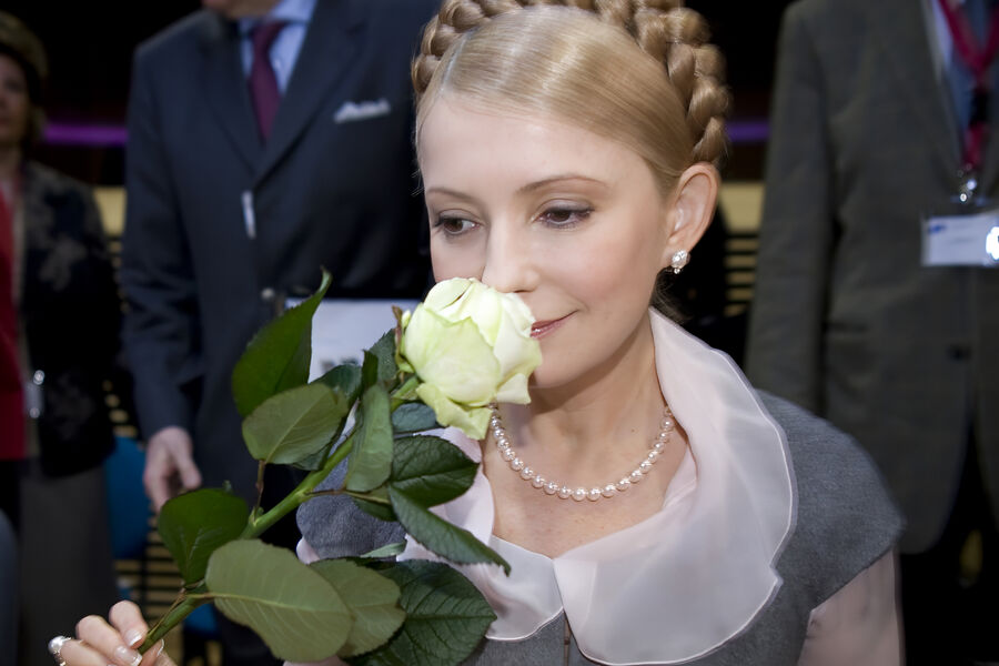 Премьер-министр Украины Юлия Тимошенко с&nbsp;розой на&nbsp;Международной конференции «Женщины: стабилизация небезопасного мира» в&nbsp;штаб-квартире Европейского Союза в&nbsp;Брюсселе, 6&nbsp;марта 2008&nbsp;года