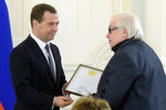 Премьер-министр России Дмитрий Медведев и лауреат премии правительства РФ в области СМИ генеральный директор ОТР Анатолий Лысенко на церемонии вручения премий правительства РФ в области СМИ за 2014 год