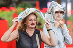 Горожане во время ливня в Москве, 15 июля 2025 года