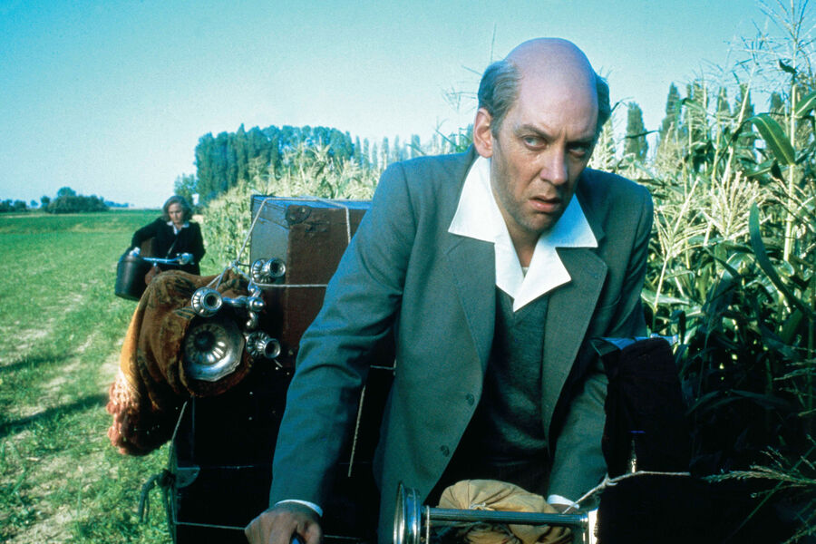 <b>&laquo;Двадцатый век&raquo; (1976)</b>
<br><br>
Великая историческая драма великого Бернардо Бертолуччи, главные роли в&nbsp;которой исполнили Роберт Де Ниро и Жерар Депардье, рассказывает о&nbsp;двух соседях-одногодках из&nbsp;Италии, родившихся в&nbsp;самом начале 20-го столетия &mdash; пока что самого страшного в&nbsp;истории человечества. В&nbsp;оригинальной версии ленты Бертолуччи привычно жестил: там были жуткие кадры убийства животных (крайне осуждаемо) и резонансные эдалт-сцены. Сазерленд в&nbsp;проекте воплотил Аттилу Меланкини &mdash; основного антагониста и просто живодера. Актер впоследствии признавался, что долгие годы не пересматривал картину, &mdash; настолько ему было тошно от своего же персонажа.