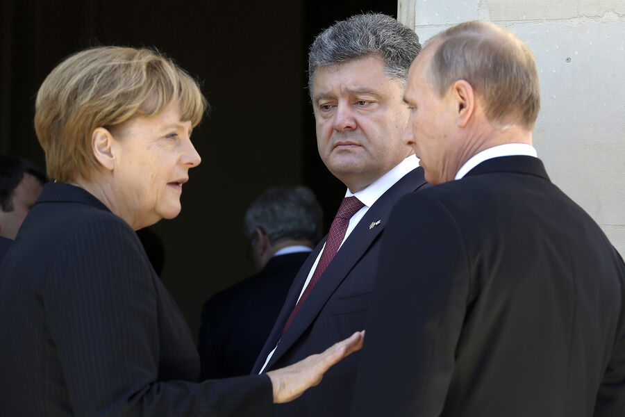 Канцлер Германии Ангела Меркель (слева), президент России Владимир Путин (справа) и президент Украины Петр Порошенко (в центре) беседуют во время празднования 70-й годовщины высадки в&nbsp;Нормандии в&nbsp;Бенувилле, Франция, 6&nbsp;июня 2014&nbsp;года