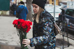 Москвичи несут цветы и мягкие игрушки в память о погибших в ТЦ «Зимняя вишня» к зданию представительства Кемеровской области в Москве, 26 марта 2018 года