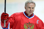 Игрок сборной России Вячеслав Фетисов в матче «Легенды мира под московскими звездами» между сборной России и сборной Лиги Легенд мирового хоккея, 2016 год