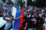 Болельщики празднуют победу сборной России в центре Москвы, 1 июля 2018 года