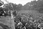 Мик Джаггер и члены The Rolling Stones во время концерта перед аудиторией в 250 тысяч человек в лондонском Гайд-парке, 1969 год