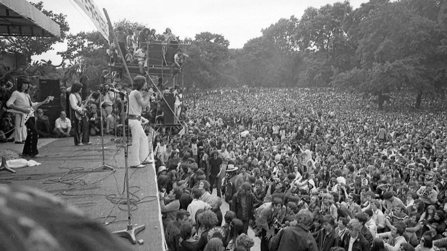 Мик Джаггер и члены The Rolling Stones во время концерта перед аудиторией в 250 тысяч человек в лондонском Гайд-парке, 1969 год