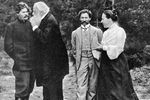 Максим Горький, Владимир Стасов, Илья Репин и Наталья Нордман-Северова (слева направо) на «Аллее Пушкина», 1904 год 