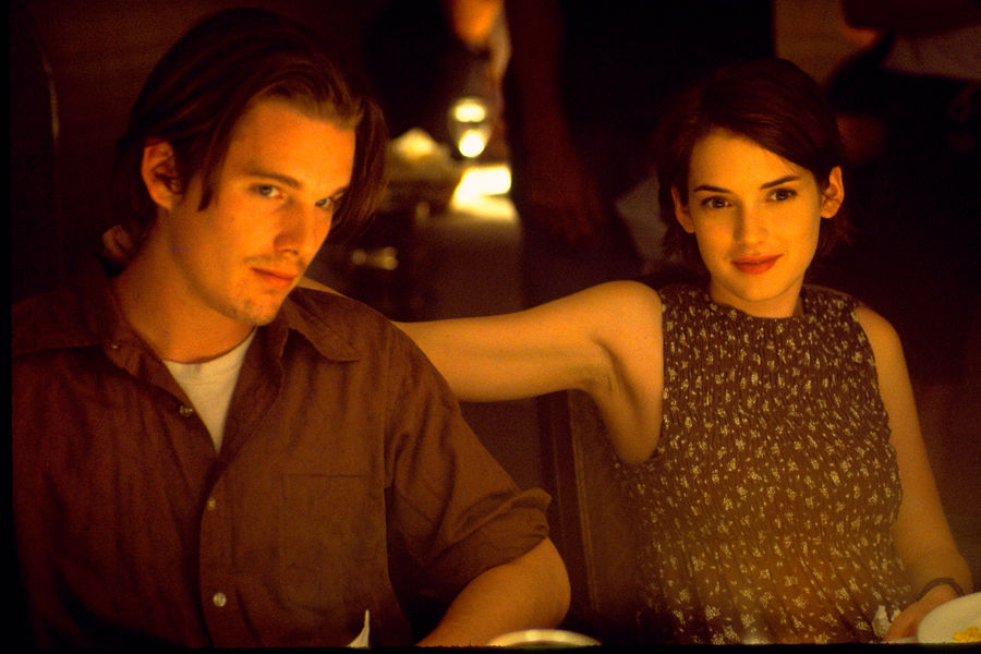 <b>«Реальность кусается» (1994), Бен Стиллер</b>
<br><br>
Подростковая комедия Бена Стиллера рассказывает о&nbsp;трех друзьях, которые после вручения аттестатов сталкиваются со сложностями взрослой жизни. Главная роль досталась именно Райдер, сыгравшей Лилиан — девушку, мечтающую сделать карьеру на&nbsp;телевидении. В&nbsp;то время как ее парень Трой (Итан Хоук) старается жить одним днем, она повсюду ходит с&nbsp;камерой, опрашивая молодежь о&nbsp;смысле жизни, карьерных амбициях и их чувствах. Параллельно у&nbsp;нее возникает роман с&nbsp;коллегой и теперь ей придется выбрать между&nbsp;легкомысленным бойфрендом и успешным продюсером Майклом (Бен Стиллер)
