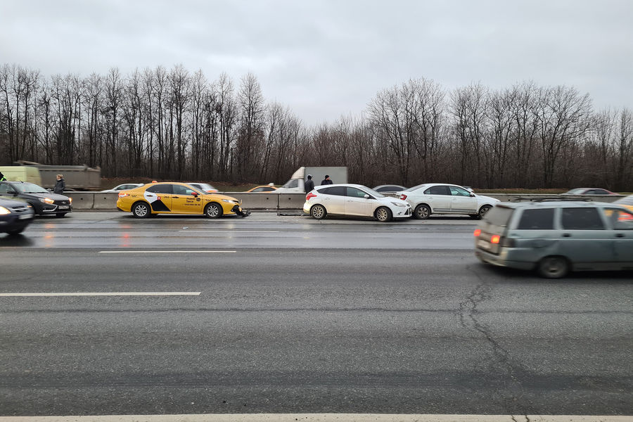 Последствия погони за&nbsp;автомобилем BMW на&nbsp;МКАД в&nbsp;районе Фруктового парка, 26&nbsp;ноября 2021&nbsp;года