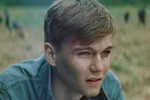 <b>Кадр из фильма «Сентиментальное путешествие на картошку» (1986)</b>
<br>
Первой самостоятельной режиссерской работой постановщика и оператора Дмитрия Долинина (свой дебют «Три года» он снял шестью годами ранее в соавторстве со Станиславом Любшиным) стала мелодрама «Сентиментальное путешествие на картошку» по сценарию автора «Белорусского вокзала» Андрея Смирнова. По-настоящему первой же эта работа стала и у актера Филиппа Янковского (после съемок у Андрея Тарковского в «Зеркале» в не вполне осознанном возрасте он пробовался в «Остров сокровищ» Владимира Воробьева, но уступил Федору Стукову). 
