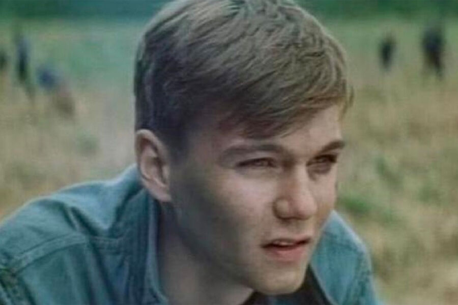 <b>Кадр из&nbsp;фильма &laquo;Сентиментальное путешествие на&nbsp;картошку&raquo; (1986)</b>
<br>
Первой самостоятельной режиссерской работой постановщика и оператора Дмитрия Долинина (свой дебют «Три года» он снял шестью годами ранее в&nbsp;соавторстве со Станиславом Любшиным) стала мелодрама «Сентиментальное путешествие на&nbsp;картошку» по&nbsp;сценарию автора «Белорусского вокзала» Андрея Смирнова. По-настоящему первой же эта работа стала и у&nbsp;актера Филиппа Янковского (после съемок у&nbsp;Андрея Тарковского в&nbsp;«Зеркале» в&nbsp;не вполне осознанном возрасте он пробовался в&nbsp;«Остров сокровищ» Владимира Воробьева, но уступил Федору Стукову). 