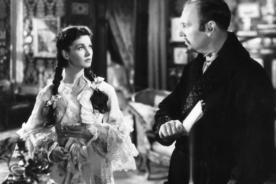 <b>Анна Каренина &ndash; «Анна Каренина» (1948)</b>
<br><br>
В&nbsp;1948 году Вивьен Ли исполнила главную роль в&nbsp;фильме «Анна Каренина». Картину по&nbsp;роману Льва Толстого снял Жюльен Дювивье. Наряды в&nbsp;стиле XIX века для&nbsp;Карениной изготовила в&nbsp;Париже художник по&nbsp;костюму Варвара Каринская, родившаяся в&nbsp;Российской империи, по&nbsp;эскизам дизайнера Сесила Битона. Нося их, актриса страдала от чудовищных болей и даже ходила к&nbsp;врачу, чтобы выяснить, не сломала ли она ребра. Впоследствии оказалось, что корсеты на&nbsp;нее надевали вверх ногами.
