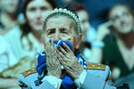 Болельщица «Динамо» смотрит трансляцию матча 30-го тура чемпионата России по футболу среди клубов Премьер-лиги между ФК «Краснодар» (Краснодар) и ФК «Динамо» (Москва)на хоккейной «ВТБ Арене» в Москве, 25 мая 2024 года