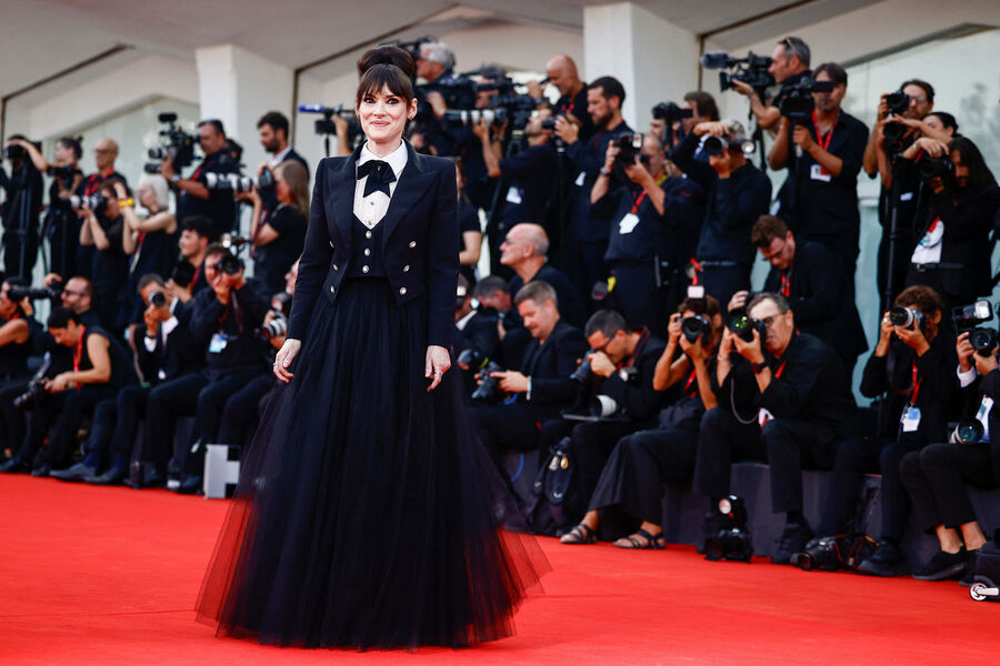 Вайнона Райдер в&nbsp;образе от Chanel Haute Couture во время церемонии открытия 81-го Венецианского кинофестиваля.
<br>
<br>Венеция, Италия. 28&nbsp;августа 2024&nbsp;г.