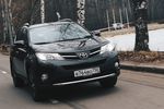 Жесткая подвеска RAV4, как лекарство из&nbsp;рекламы &ndash; привыкания не вызывает. Конечно, спустя несколько месяцев эксплуатации на&nbsp;тряску уже не обращаешь такого внимания, как вначале, но и гармонии пятой точки с&nbsp;автомобилем не получается достичь. 