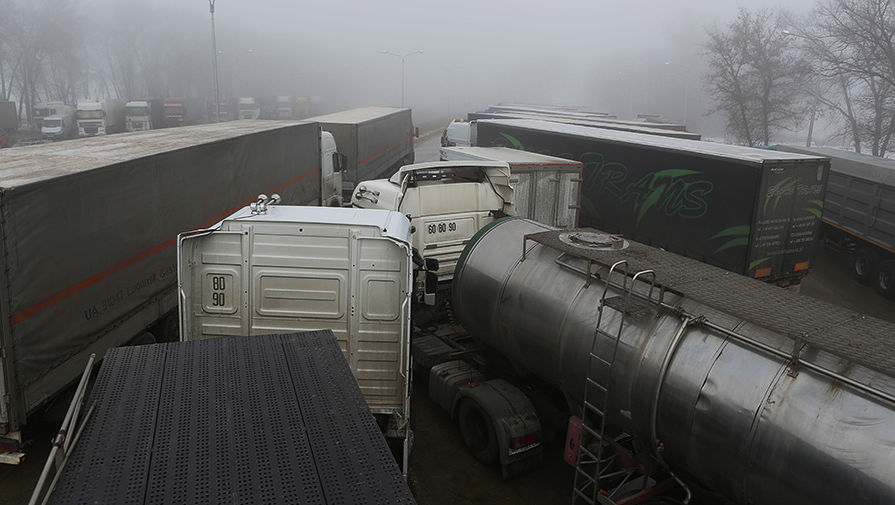 Украинские фуры, остановленные на&nbsp;территории многостороннего автомобильного пункта пропуска &laquo;Нехотеевка&raquo; в&nbsp;Белгородской области
