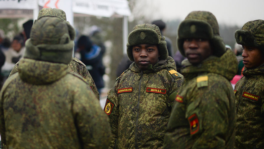 Военнослужащие Вооруженных сил Анголы на полигоне Луга в Ленинградской области в День ракетных войск и артиллерии