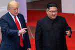 Президент США Дональд Трамп и высший руководитель КНДР Ким Чен Ын во время встречи на острове Сентоса в Сингапуре, 12 июня 2018 года