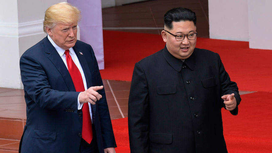 Президент США Дональд Трамп и высший руководитель КНДР Ким Чен Ын во время встречи на острове Сентоса в Сингапуре, 12 июня 2018 года