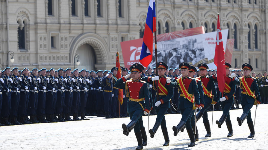 Знаменная группа во время военного парада в&nbsp;ознаменование 75-летия Победы в&nbsp;Великой Отечественной войне 1941-1945 годов на&nbsp;Красной площади в&nbsp;Москве, 24 июня 2020 года