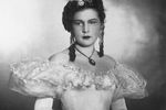 Галина Вишневская (девичья фамилия — Иванова) родилась в 1926 году в Ленинграде. Уже в юном возрасте будущей артистке пришлось пережить все ужасы войны: она была в числе блокадников, потеряла воспитывавшую ее бабушку, служила в отряде противовоздушной обороны и помогала в расчистке города. Удивительно, но даже на фоне всех этих тягот ей удавалось не забывать о творчестве: по вечерам Вишневская, еще в раннем детстве проявившая уникальный талант к пению, иногда выступала с небольшими концертами.
<br><br>
На фото: народная артистка РСФСР Галина Вишневская в роли Татьяны в опере Чайковского «Евгений Онегин» на сцене ГАБТ, 1963 год