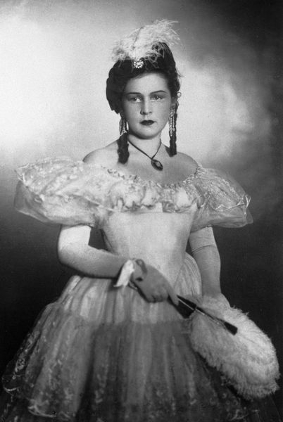 Галина Вишневская (девичья фамилия &mdash; Иванова) родилась в&nbsp;1926 году в&nbsp;Ленинграде. Уже в&nbsp;юном возрасте будущей артистке пришлось пережить все ужасы войны: она была в&nbsp;числе блокадников, потеряла воспитывавшую ее бабушку, служила в&nbsp;отряде противовоздушной обороны и помогала в&nbsp;расчистке города. Удивительно, но даже на&nbsp;фоне всех этих тягот ей удавалось не забывать о&nbsp;творчестве: по&nbsp;вечерам Вишневская, еще в&nbsp;раннем детстве проявившая уникальный талант к&nbsp;пению, иногда выступала с&nbsp;небольшими концертами.
<br><br>
На&nbsp;фото: народная артистка РСФСР Галина Вишневская в&nbsp;роли Татьяны в&nbsp;опере Чайковского &laquo;Евгений Онегин&raquo; на&nbsp;сцене ГАБТ, 1963&nbsp;год