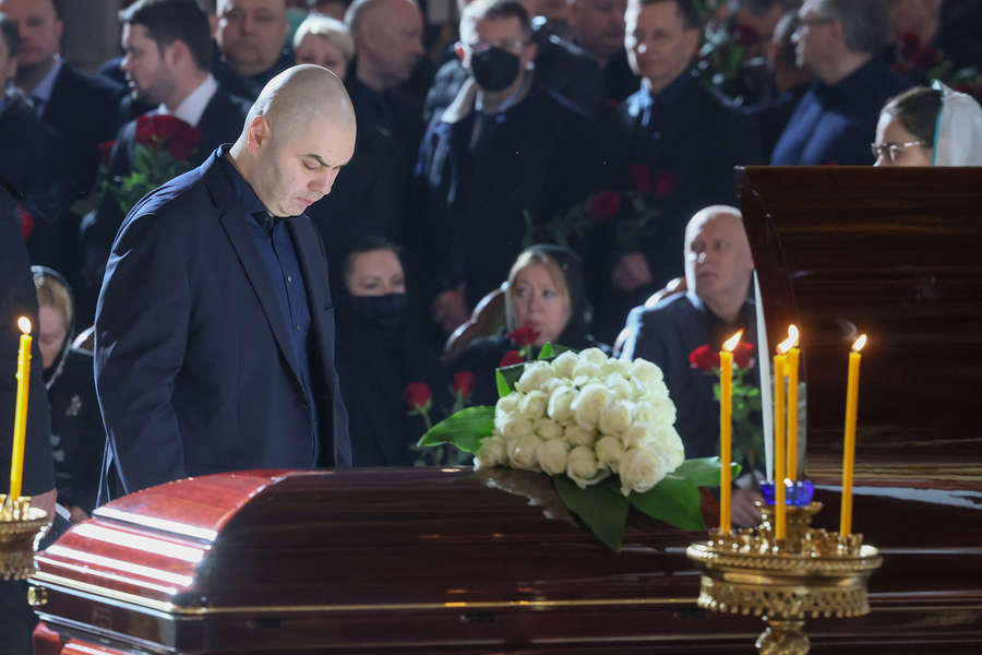 Сын Жириновского Олег Эйдельштейн во время прощания с&nbsp;лидером ЛДПР после отпевания в&nbsp;храме Христа Спасителя в&nbsp;Москве, 8&nbsp;апреля 2022&nbsp;года