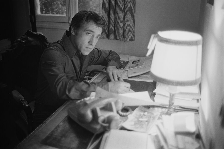 Актер, поэт и композитор Владимир Высоцкий в&nbsp;доме в&nbsp;пригороде Парижа, 1980&nbsp;год 