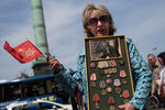 2841606 8.05.2016. Участница марша «Бессмертный полк» на площади Бастилии у здания Оперы Бастилия в Париже