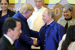 Президент США Дональд Трамп и президент России Владимир Путин пожимают руки во время встречи на саммите АТЭС во Вьетнаме, 10 ноября 2017 года