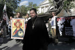 Протоиерей Всеволод Чаплин во время уличного молебна «Стояние за жизнь» у памятника Шолохову на Гоголевском бульваре в Москве, 2012 год