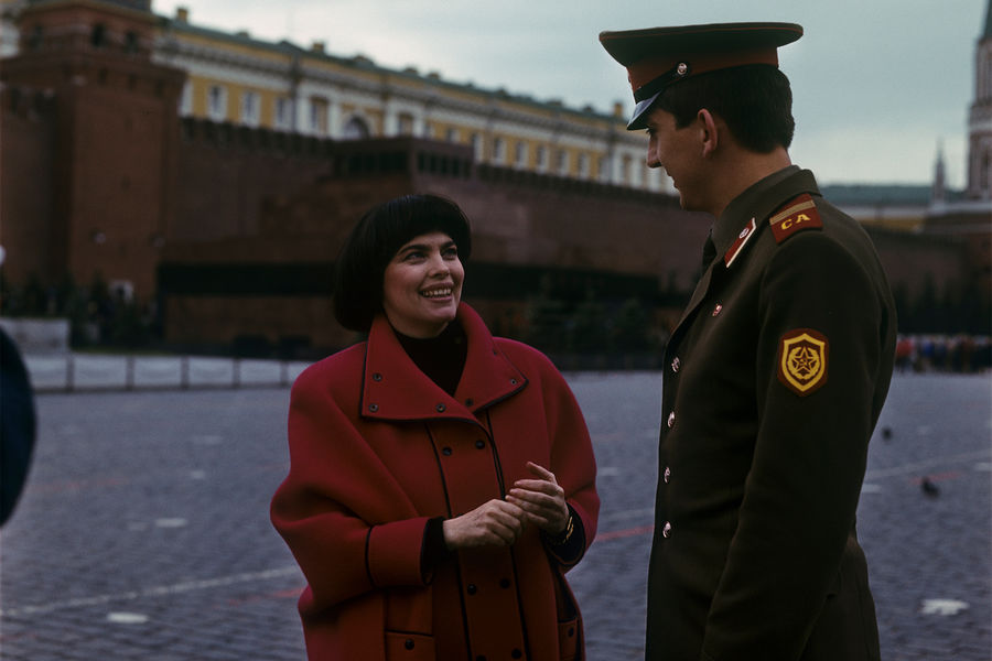 Всего спустя год она выступила на&nbsp;сцене концертного зала «Олимпия». После этого продюсеры окончательно поняли, что репертуар французской певицы нужно менять. С&nbsp;тех пор певице запрещалось слушать и смотреть концерты Пиаф &mdash; по&nbsp;их мнению, это должно было поспособствовать созданию уникального вокального стиля. Удивительно, но спустя годы Матье выпустила альбом, посвященный как раз легендарной соотечественнице.
<br>
На&nbsp;фото: Мирей Матье на&nbsp;Красной площади, 1989&nbsp;год
