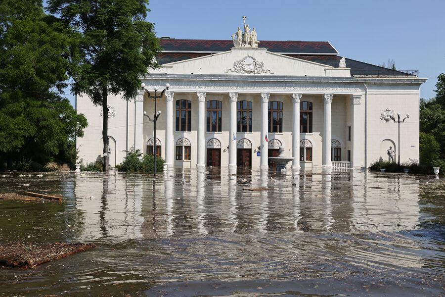 Подтопление Дома культуры после разрушения задвижек на&nbsp;Каховской ГЭС, 6&nbsp;июня 2023&nbsp;года