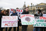 Участники градозащитного митинга на Марсовом поле против передачи Исаакиевского собора Русской православной церкви, застройки территории Пулковской обсерватории, а также против объединения российских Государственной и Национальной библиотек, 18 марта 2017 года
